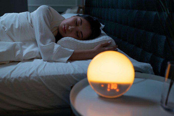 Orang dengan IQ tinggi tidak akan membiarkan pagi mereka berjalan berantakan. Oleh karena itu, mereka akan melakukan hal-hal yang mungkin terasa berat di awal, tapi sangat bermanfaat untuk jangka panjang. Mereka akan mengatur alarm secara strategis.