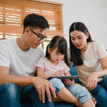 4 Kebiasaan Orang Tua yang Bisa Membuat Anak Mudah Overthinking dan Cemas