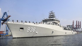 Prajurit TNI AL KRI Canopus-936 melakukan penghormatan lambung kiri saat tiba di Dermaga Kolinlamil, Jakarta, Senin (11/5/2026). KRI Canopus-936 merupakan kapal bantu hidro-oseanografi ocean going (BHOD-OG) berteknologi modern yang dirancang untuk me