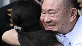 FOTO: Keluar Penjara, Eks PM Thailand Thaksin Disambut Keluarga