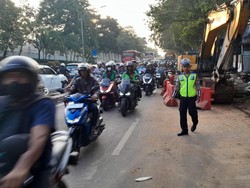 Ada Proyek Galian, Lalin di TB Simatupang Jaksel Macet Senin Pagi