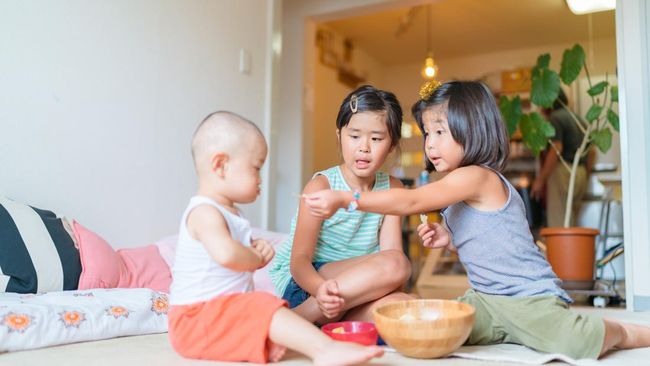 Ciri Kepribadian Anak Tengah, Disebut Lebih Menarik Dibanding Saudaranya