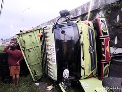 Truk Muat Batubara Terjun dari Flyover Kretek Brebes