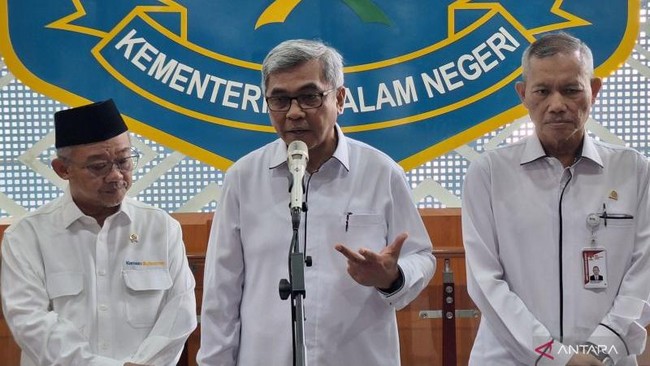 Ketua KPK Setyo Budiyanto (tengah) berikan keterangan soal peluncuran Buku Panduan dan Bahan Ajar Pendidikan Antikorupsi (PAK) yang ditujukan untuk pelajar di berbagai tingkatan di Jakarta, Senin (11/5.2026). (ANTARA/Fianda Sjofjan Rassat)