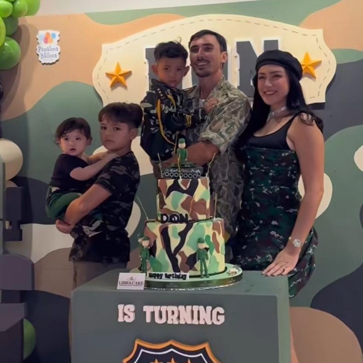 <p>Perayaan ulang tahun Don dibuat meriah dengan mengusung tema militer, Bunda. Suasana acara pun dipenuhi dengan dekorasi bernuansa hijau, mulai dari hiasan ruangan hingga kue ulang tahun yang dibuat sesuai tema favorit sang putra. (Foto: Instagram @inijedar)</p>