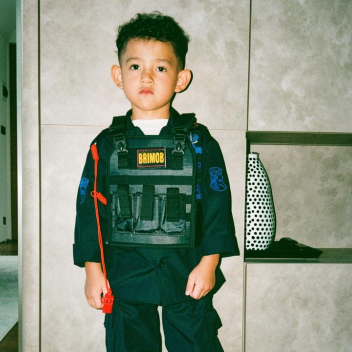 <p>Keluarga artis Jessica Iskandar dan Vincent Verhaag kini tengah diliputi kebahagiaan atas bertambahnya usia anak kedua mereka yang bernama Don Verhaag. Si Kecil ini diketahui baru saja merayakan ulang tahunnya yang ke-4, Bunda. (Foto: Instagram @inijedar)</p>