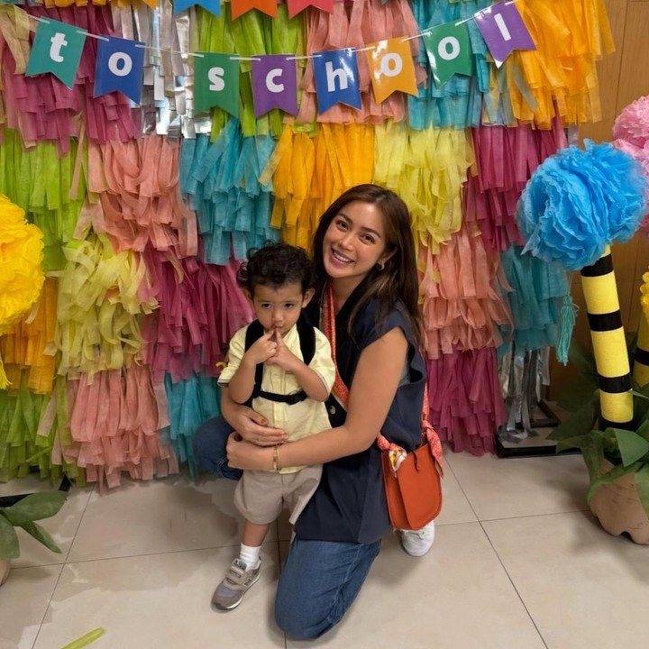 <p>Lewat unggahan di Instagram, Jessica menuliskan ucapan sekaligus membagikan beberapa potret Don sejak masih bayi. Untuk merayakan hari spesial sang putra, Jessica dan suami menyiapkan pesta ulang tahun yang meriah untuk Don. "Selamat ulang tahun ke-4 untuk mentari kecil kami, Don. Empat tahun penuh tawa, pelukan, energi tak terbatas, dan tingkah laku konyol yang selalu menghidupkan suasana rumah. Semoga Don tumbuh menjadi anak yang sehat, bahagia, dan penuh kasih sayang, serta selalu menjadi berkat bagi banyak orang. Mama dan papa sayang banget sama Don," ungkap Jessica. (Foto: Instagram @inijedar)</p>