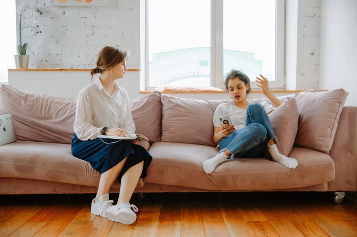 Orang dengan kecerdasan emosional tinggi terbuka untuk mendengarkan pendapat orang lain yang mengkritik dirinya. Hal itu bisa menjadi pertimbangan untuk mereka menjadi sosok yang lebih baik lagi.