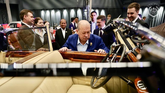 Putin Beri Hadiah Limosin Mewah ke Raja Malaysia, Ini Penampakannya