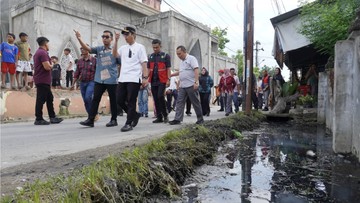 Banjir Mabar Masuk Sekolah, Rico Waas Minta Normalisasi Drainase