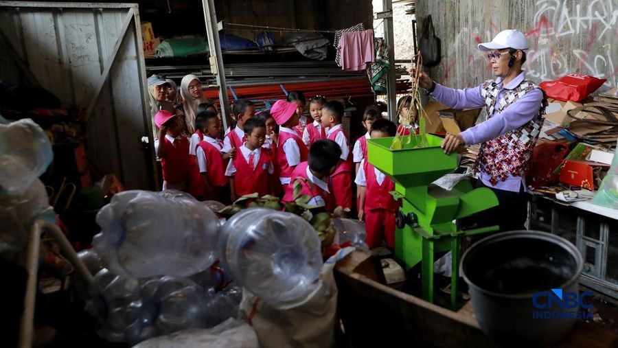 Pengelola Bank Sampah Rahmat memberikan edukasi pengelolaan sampah kepada siswa taman kanak-kanak (TK) di Bank Sampah Persatuan, Jalan Persatuan RW 08, Pondok Kelapa, Duren Sawit, Jakarta Timur, Senin (11/5/2026). (CNBC Indonesia/Muhammad Sabki)