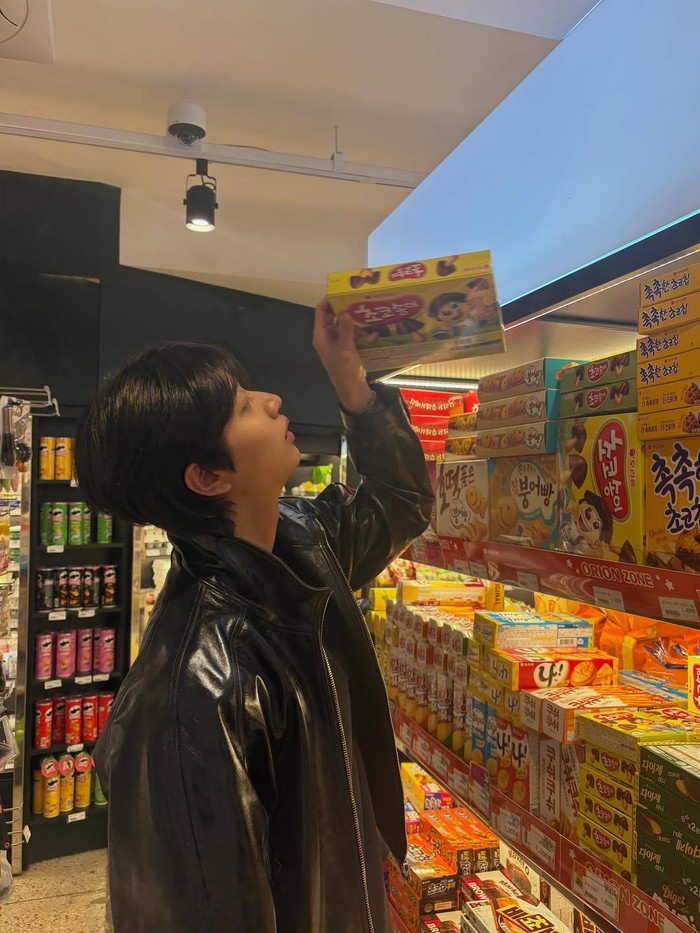 Peran Shin Soon Rok benar-benar cocok untuk Kim Jae Won, Beauties. Selayaknya karakter yang diperankan, aktor kelahiran 2001 tersebut juga memiliki selera makan kekanakan dengan membeli biskuit berbentuk jamur Chocosongi./ Foto: instagram.com/rlawodnjs