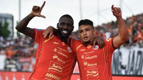 Pesepak bola Persija Jakarta Alaaeddine Ajaraie (kanan) bersama Allano Brendon De Souza Lima (kiri) berselebrasi usai mencetak gol ke gawang Persib Bandung pada pertandingan BRI Super League di Stadion Segiri, Samarinda, Kalimantan Timur, Minggu (10/