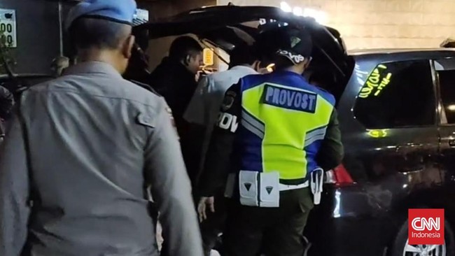 Polres Metro Tangerang Kota amankan belasan suporter setelah acara nonton bareng Persija vs Persib di Karawaci.