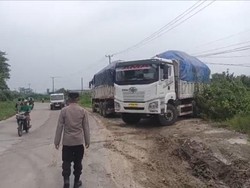 Polisi Putar Balik Dump Truk Langgar Aturan Pembatasan di Jawilan Serang