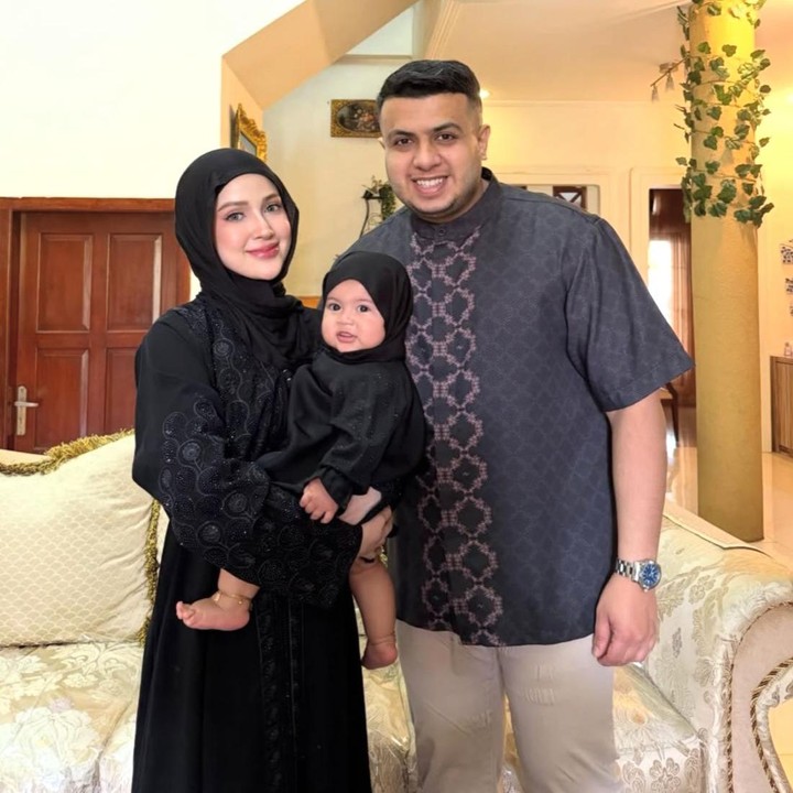 <p>Kehidupan selebgram Miskah Shafa tampaknya tak pernah lepas dari sorotan publik. Apalagi, kini ia telah dikaruniai seorang putri cantik bernama Aisha dari pernikahannya dengan kakak YouTuber Fadil Jaidi, Yislam Al Jaidi. (Foto: Instagram @miskashf)</p>