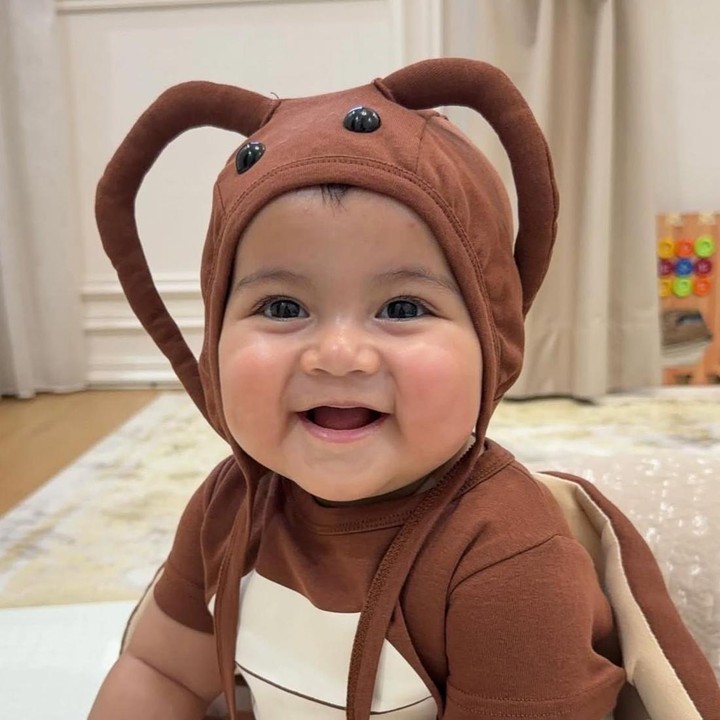 <p>Tidak hanya itu, gaya <em>outfit</em> Aisha juga kerap mencuri perhatian penggemarnya karena terlihat begitu menggemaskan. Seperti pada potret ini, Si Kecil terlihat mengenakan kostum hewan. Wajah gemas Aisha pun langsung banjir komentar dari netizen. "Masya Allah gemas," kata <em>@rin***.</em> "Gemas banget Aisha," ujar <em>@far***</em>. "Hahaha Aisha lucu banget," tambah <em>@widd***</em>. (Foto: Instagram @miskashf)</p>