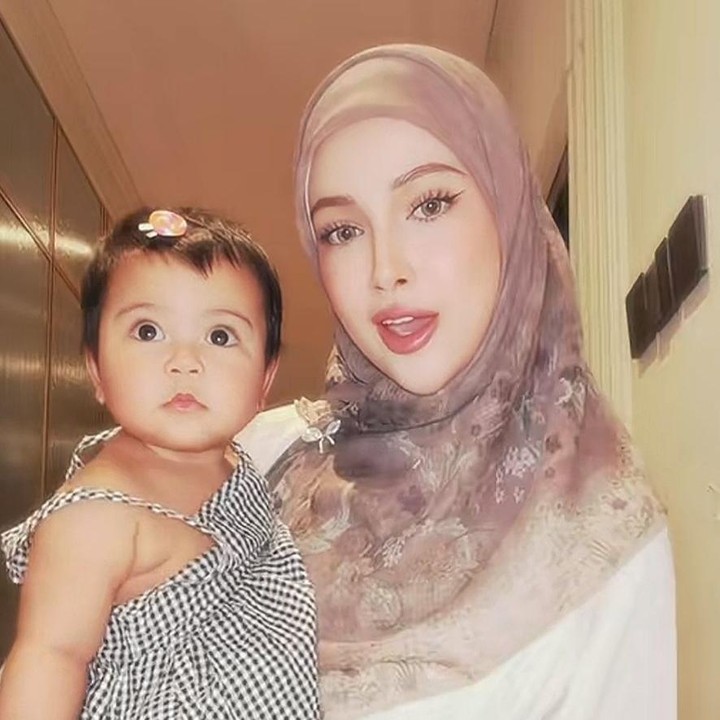 <p>Dalam unggahan lainnya, Aisha terlihat mengenakan <em>dress</em> tali dengan motif garis berwarna hitam putih. Penampilannya pun terlihat semakin menggemaskan saat dipadukan dengan jepitan mungil di rambutnya, Bunda. (Foto: Tiktok @miskashf)</p>