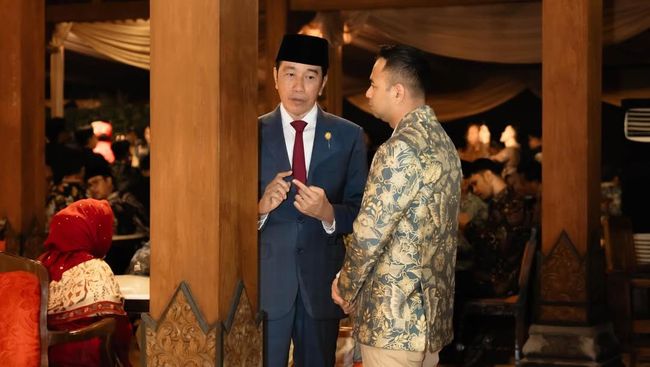 Raffi Ahmad menunjukkan kegiatannya bertemu dan berbincang dengan Joko Widodo di sela acara pernikahan putra sulung Soimah.