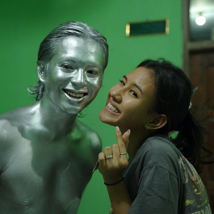 <p>Saat proyek film <em>Para Perasuk</em>, Shenina juga menemani Angga menjalankan proses syuting. Ia membagikan foto bersama Angga yang telah 'disulap' menjadi manusia silver. Ia pun turut memberikan apresiasi kepada sang suami. (Foto: Instagram @sheninacinnamon)</p>