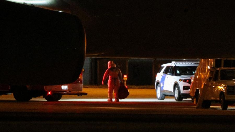 Seorang petugas dengan busana pelindung biohazard membantu proses penurunan penumpang nan dievakuasi dari kapal pesiar MV Hondius, nan terkena pandemi hantavirus, dan tiba dengan pesawat sewaan di Bandara Eppley di Omaha, Nebraska, AS, Senin (11/5/2