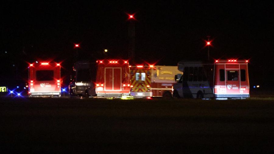 Seorang petugas dengan busana pelindung biohazard membantu proses penurunan penumpang nan dievakuasi dari kapal pesiar MV Hondius, nan terkena pandemi hantavirus, dan tiba dengan pesawat sewaan di Bandara Eppley di Omaha, Nebraska, AS, Senin (11/5/2
