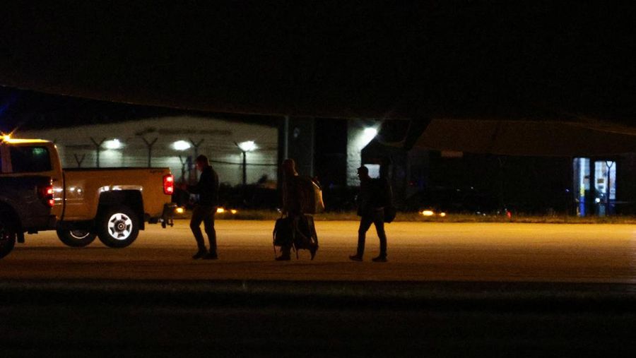 Seorang petugas dengan busana pelindung biohazard membantu proses penurunan penumpang nan dievakuasi dari kapal pesiar MV Hondius, nan terkena pandemi hantavirus, dan tiba dengan pesawat sewaan di Bandara Eppley di Omaha, Nebraska, AS, Senin (11/5/2