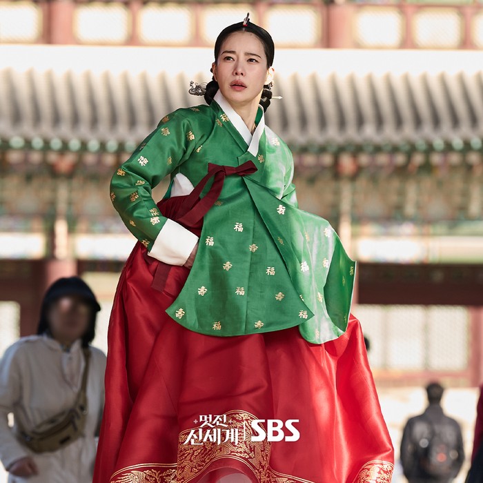 Setelah berkeliling kota Seoul dan masuk ke museum Dinasti Joseon, Kang Dan Shim menemukan fakta bahwa selama ini namanya tercatat sejarah sebagai penjahat yang dihukum mati dan dicabut gelarnya./ Foto: instagram.com/sbsdrama.official