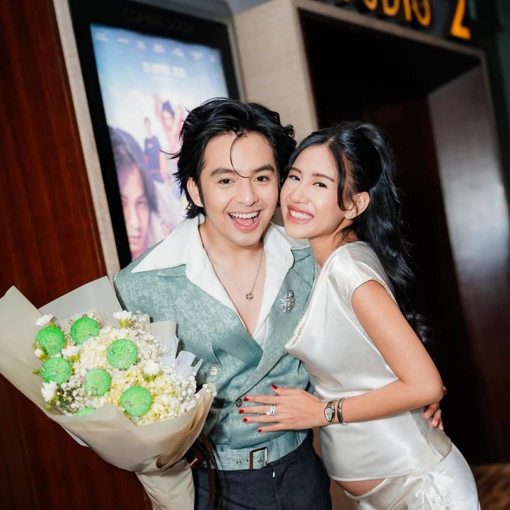 <p>Shenina juga memposting potretnya saat menemani Angga dalam acara premier film <em>Para Perasuk</em> pada bulan April lalu. Shenina tampil anggun mengenakan gaun putih satin sambil memamerkan <em>baby bump</em> yang tampak membesar. (Foto: Instagram @sheninacinnamon)</p>