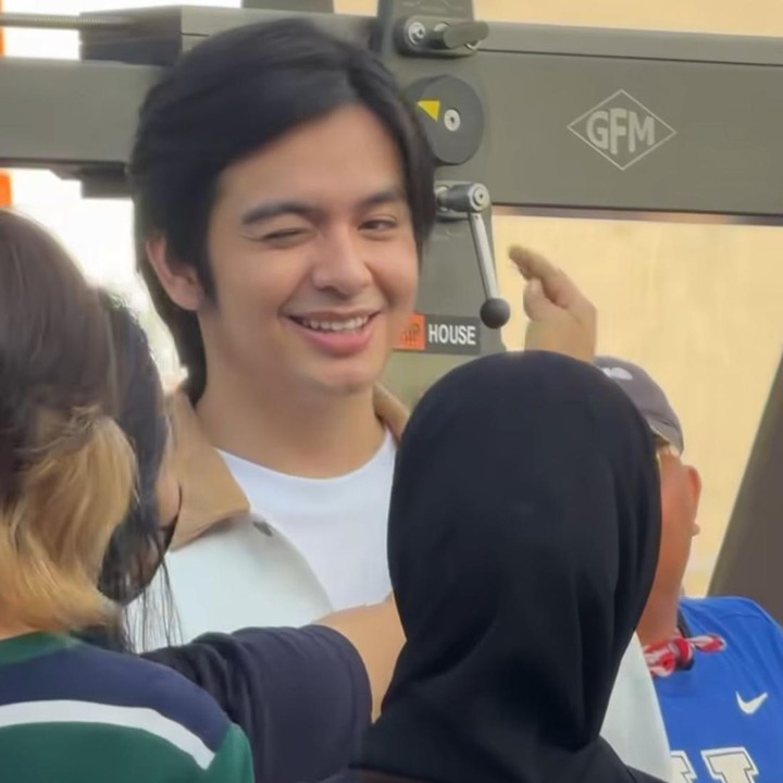 <p>Shenina tampak mengabadikan momen saat Angga tengah di tata rambutnya oleh tim wardrobe. Menyadari kamera ponsel Shenina mengarah kepadanya, Angga pun memberikan respons manis yang sukses mencuri perhatian. (Foto: Instagram @sheninacinnamon)</p>