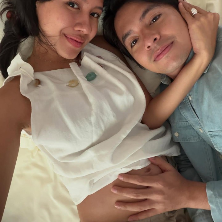 <p>Shenina turut membagikan potret dirinya bersama Angga yang sedang bersantai dan menghabiskan waktu bersama Si Kecil. Dalam potret ini, Angga tampak memeluk perut Shenina yang semakin membesar dengan penuh kasih sayang. (Foto: Instagram @sheninacinnamon)</p>