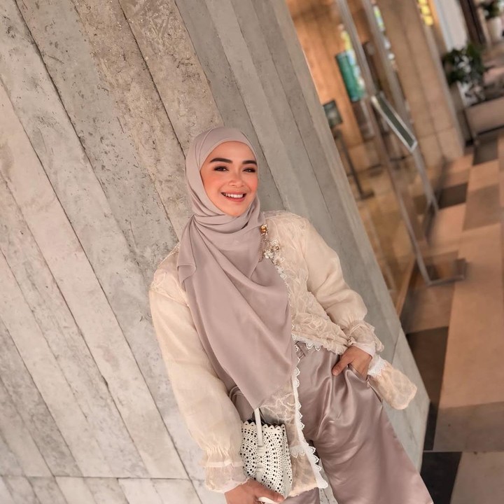 <p>Sheza pernah mengungkap alasannya vakum dari dunia hiburan. "Kayaknya vakum itu sudah mulai dari aku menikah. Cuma ke sininya karena memang buah dari aku sering belajar kajian, kayak kita tahu syuting itu kan kadang-kadang berhadapan dengan lawan jenis, enggak pas lah buat kita yang sudah tahu dia bukan mahram. Jadi lebih baik aku menikmati saja menjadi ibu rumah tangga, sama anak-anak, ngurusin anak di rumah, suami dan ada main ke rumah orang tua, rumah mertua, jadi happy lah," katanya, dilansir <em>Insertlive</em>. (Foto: Instagram @shezaidris)</p>