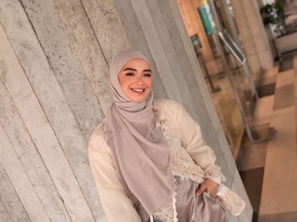 5 Potret Penampilan Sheza Idris Usai Lama Tak Muncul di Dunia Hiburan