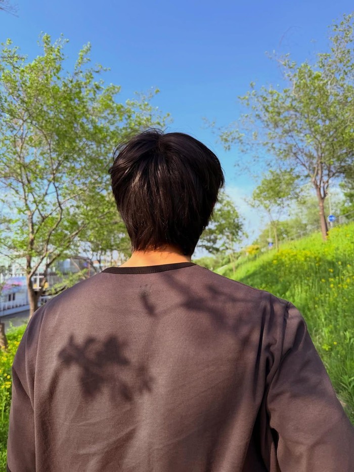 Tak hanya membuat gemas melalui pesona manisnya, Kim Jae Won juga memiliki pesona menawan yang mendebarkan, bahkan hanya dari tampilan belakang yang menyoroti perawakan tegapnya./ Foto: instagram.com/rlawodnjs