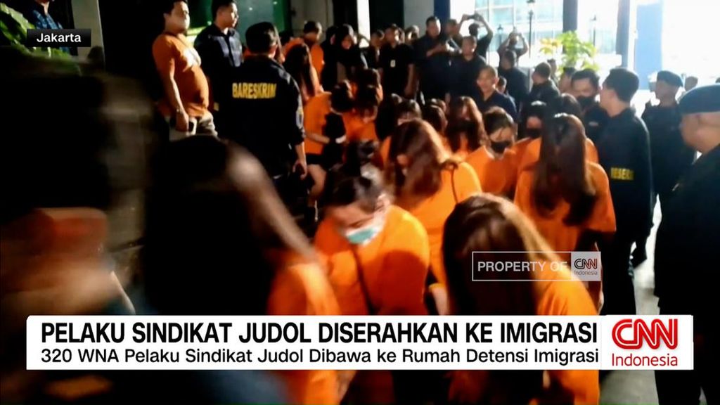 VIDEO: 320 WNA Terduga Sindikat Judi Online Dipindahkan ke Imigrasi