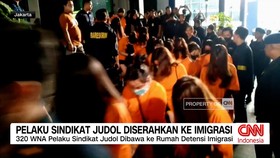 VIDEO: 320 WNA Terduga Sindikat Judi Online Dipindahkan ke Imigrasi