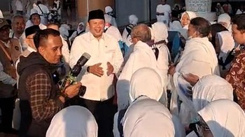 Momen Wakil Ketua DPR Lepas 438 Jemaah Haji di Kertajati