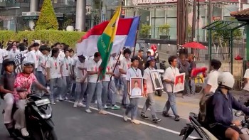 SMA di Yogyakarta Rayakan Kelulusan dengan Longmars dan Bakti Sosial