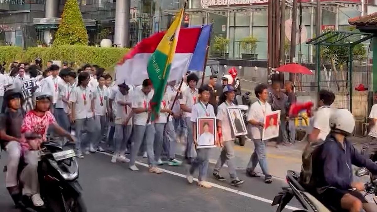 SMA di Yogyakarta Rayakan Kelulusan dengan Longmars dan Bakti Sosial