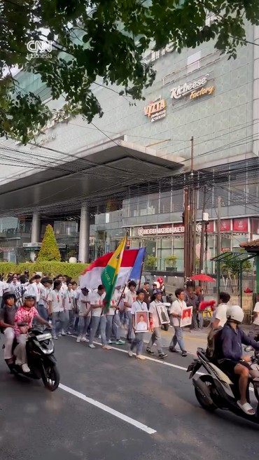 SMA di Yogyakarta Rayakan Kelulusan dengan Longmars dan Bakti Sosial