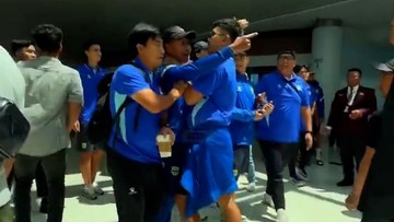 Sorotan Dunia Olahraga CNN Sport : Rombongan Persib Bandung Diajak Ribut Oknum Suporter di Bandara