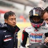 Manajer Honda Team Asia Hiroshi Aoyama (kiri) bersama Veda Ega Pratama.