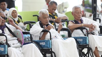 FOTO: Wakil Ketua DPR Lepas 438 Jamaah Haji di Kertajati