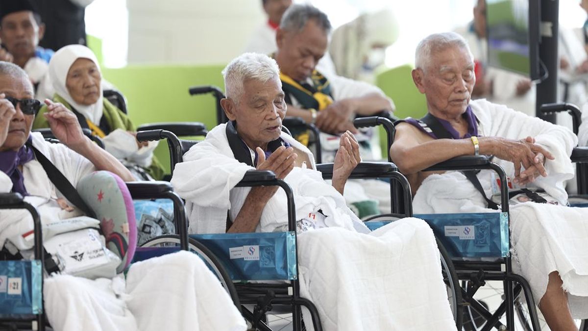 FOTO: Wakil Ketua DPR Lepas 438 Jamaah Haji di Kertajati