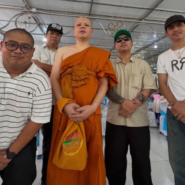 Mundur Sementara, Drummer Band Hardcore Thailand Putuskan Jadi Biksu
