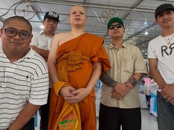 Mundur Sementara, Drummer Band Hardcore Thailand Putuskan Jadi Biksu