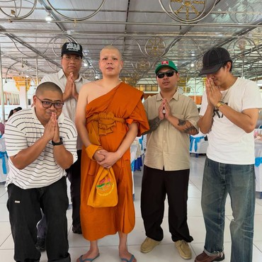 Drummer Band Ini Putuskan Jadi Biksu