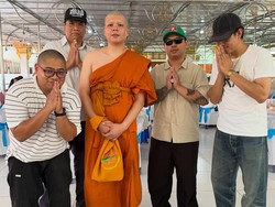 Drummer Band Ini Putuskan Jadi Biksu