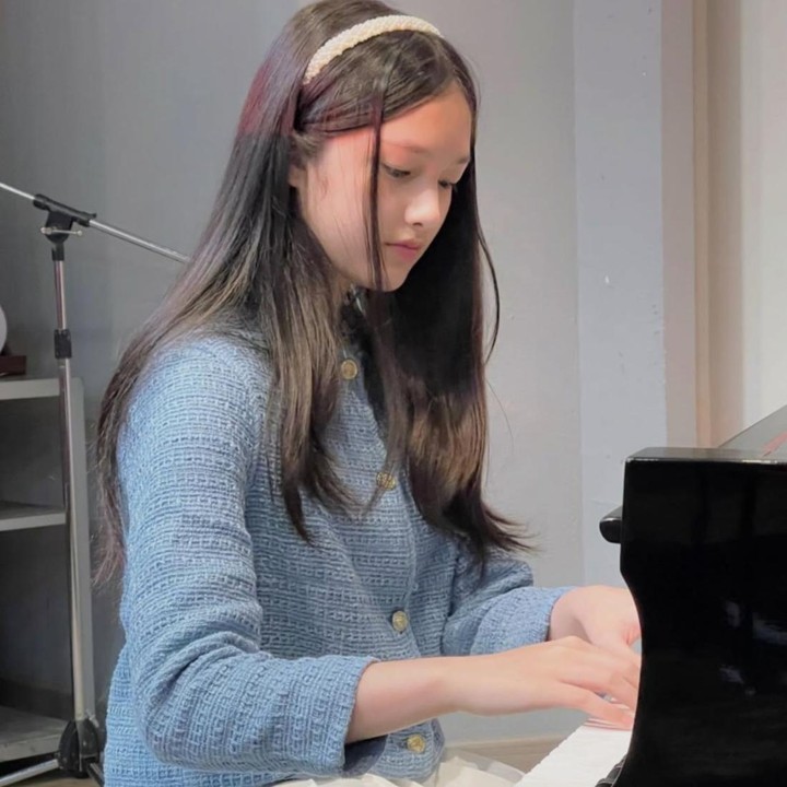 <p>Pasangan artis Ussy Sulistiawaty dan Andhika Pratama kini telah dikaruniai tiga orang anak. Salah satu yang turut mencuri hati netizen adalah putri ketiganya, Shakeela Eleanor Ameera. Bagaimana tidak, Eleanor tumbuh dengan paras yang cantik hingga membuat netizen salah fokus saat melihat potretnya di media sosial. Bahkan, banyak pula yang menyebut Eleanor memiliki aura bak <em>princess</em>. "<em>Princess</em> sesungguhnya," kata <em>@cal***</em>. "Definisi <em>princess</em> udah cantik, kalem, sopan lagi," ujar <em>@g_u***.</em> "Masya Allah Eleanor kayak putri bangsawan cantik banget," ungkap <em>@ide***</em>. (Foto: Instagram @ussypratama)</p>