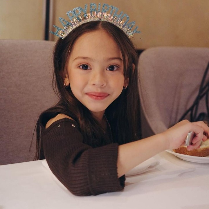 <p>Sophia Ayana, putri dari aktris Yasmine Wildblood, kini telah genap berusia enam tahun. Gadis kecil yang akrab disapa Sophia ini kerap mencuri perhatian publik karena memiliki paras cantik, blasteran dari sang Bunda yang berdarah Inggris. Tak heran, jika banyak yang menyebut Sophia memiliki aura seperti <em>princess</em>. (Foto: Instagram @yaswildblood)</p>